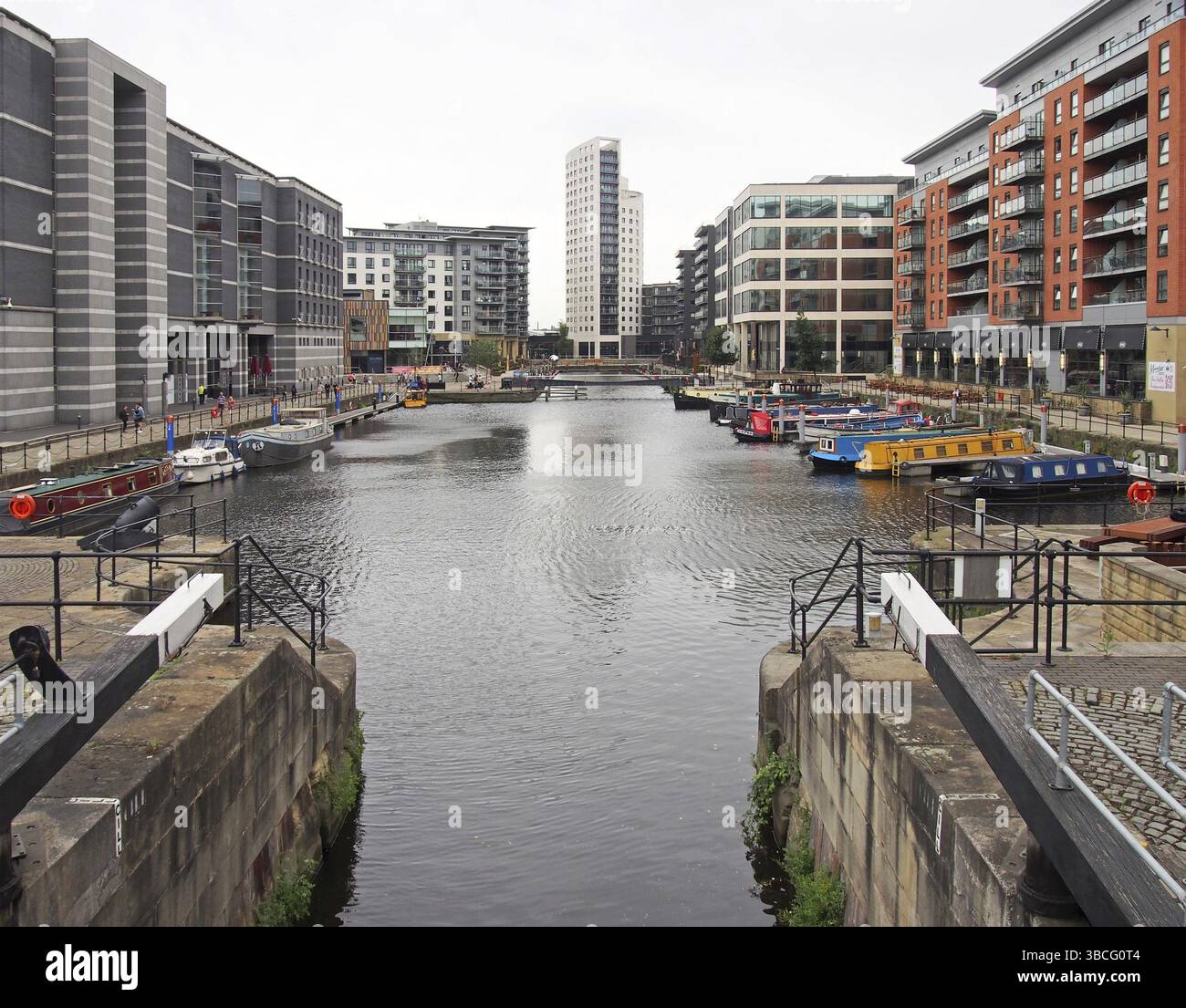 Leeds, West yorkshire, regno unito, 4 luglio 2019: Una vista del molo di leeds dalle porte chiuse con le case galleggianti ormeggiate accanto agli edifici sul lungomare Foto Stock
