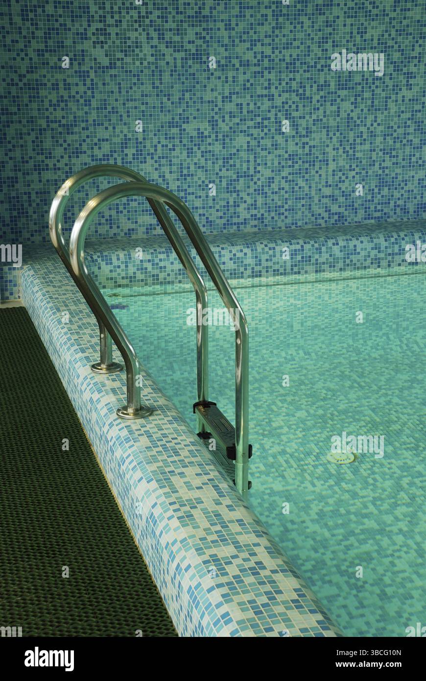 Bella piscina con scala verticale al coperto Foto Stock