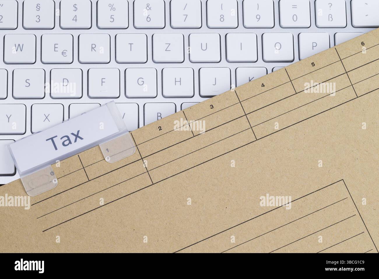 La foto mostra una tastiera bianca con una valigetta fiscale Foto Stock