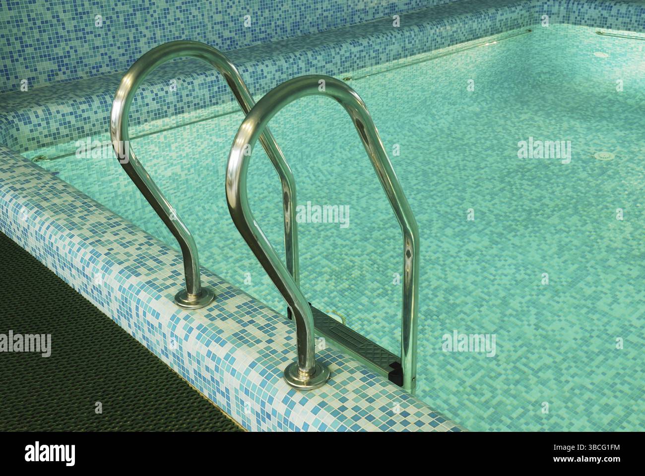 Bella piscina con scala interna orizzontale Foto Stock