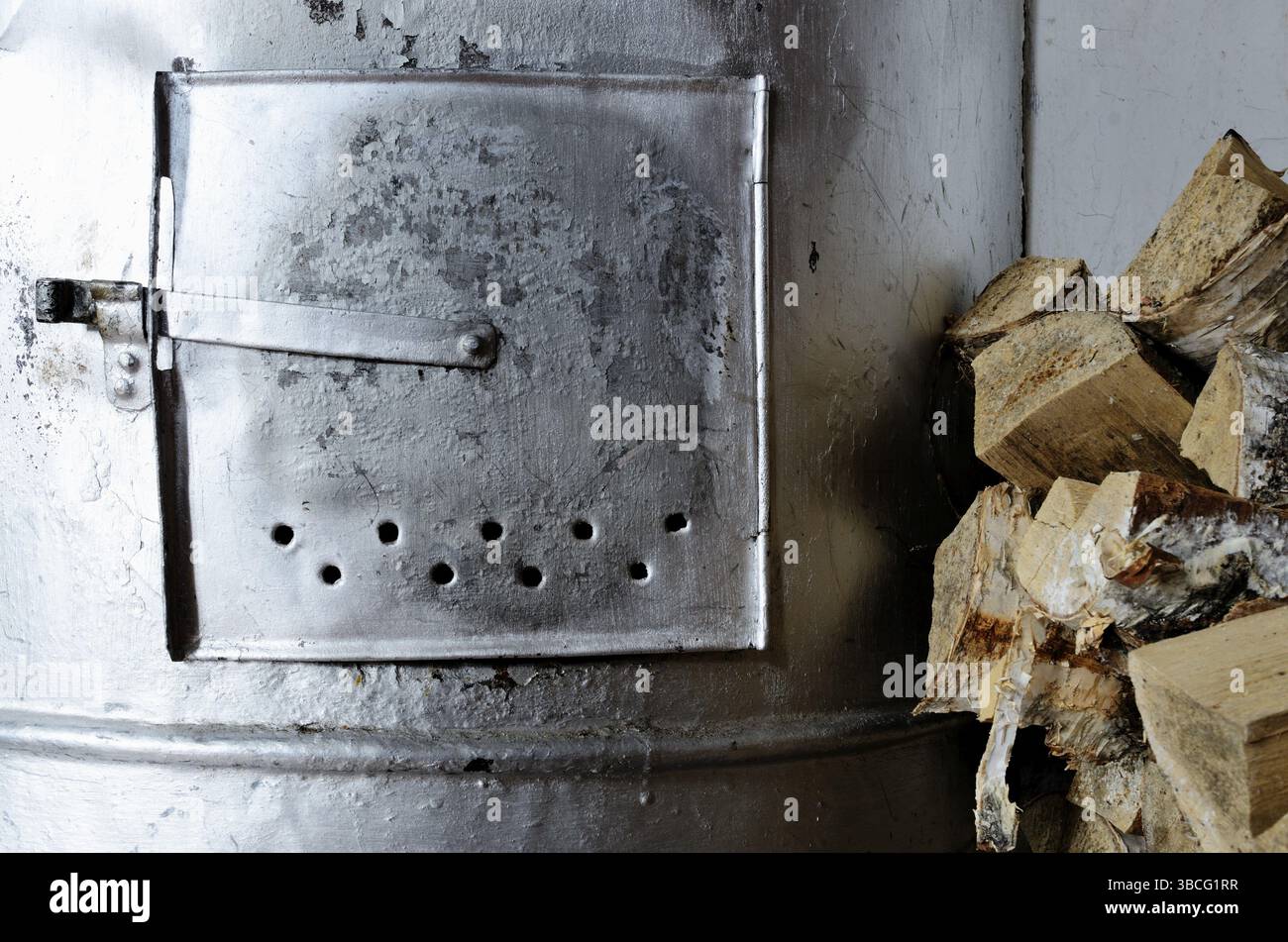 Vecchia stufa e legna da ardere di betulla, foto orizzontale Foto Stock