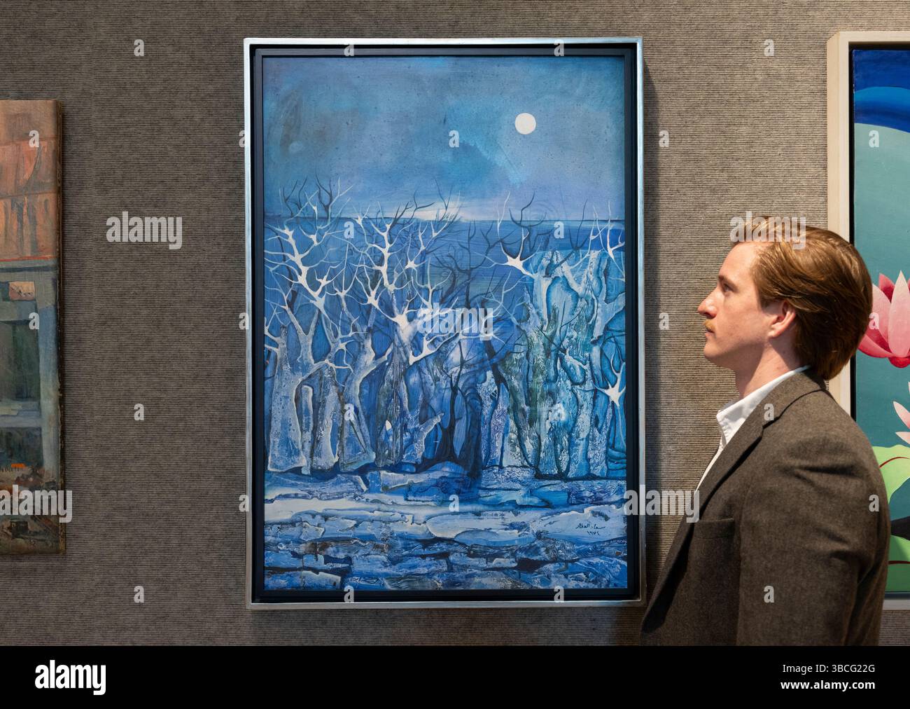 Bonhams, Londra, Regno Unito. 20 maggio 2025. La vendita di arte mediorientale moderna e contemporanea si svolge il 21 maggio. Le attrazioni principali includono: Suad al Attar (Iraq, nato nel 1942). Senza titolo (Blue Forest), stima £8.000-12.000. Crediti: Malcolm Park/Alamy Live News Foto Stock
