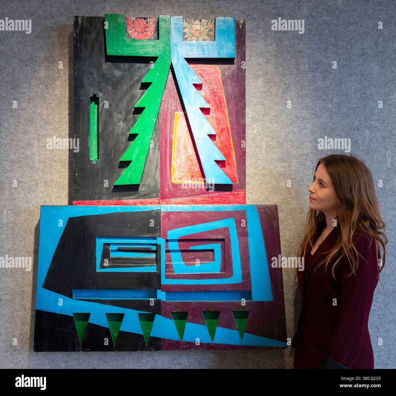 Bonhams, Londra, Regno Unito. 20 maggio 2025. La vendita di arte mediorientale moderna e contemporanea si svolge il 21 maggio. Le attrazioni principali includono: Effat Naghi (Egitto, 1905-1994). La forza trainante, stimate 50.000-80.000. Crediti: Malcolm Park/Alamy Live News Foto Stock