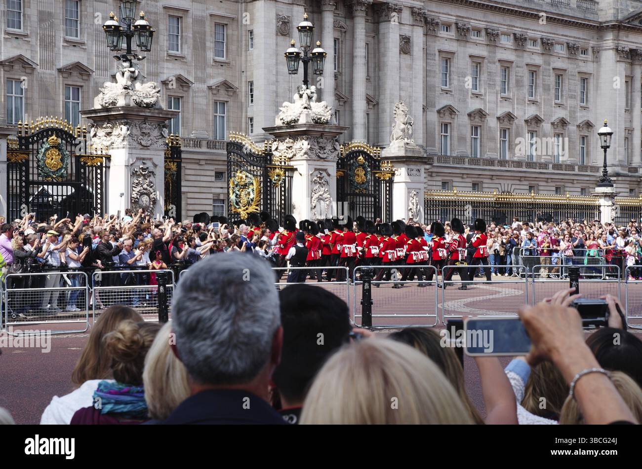 Cambio della guardia a Buckingham Palace, Londra, Inghilterra, Gran Bretagna Foto Stock