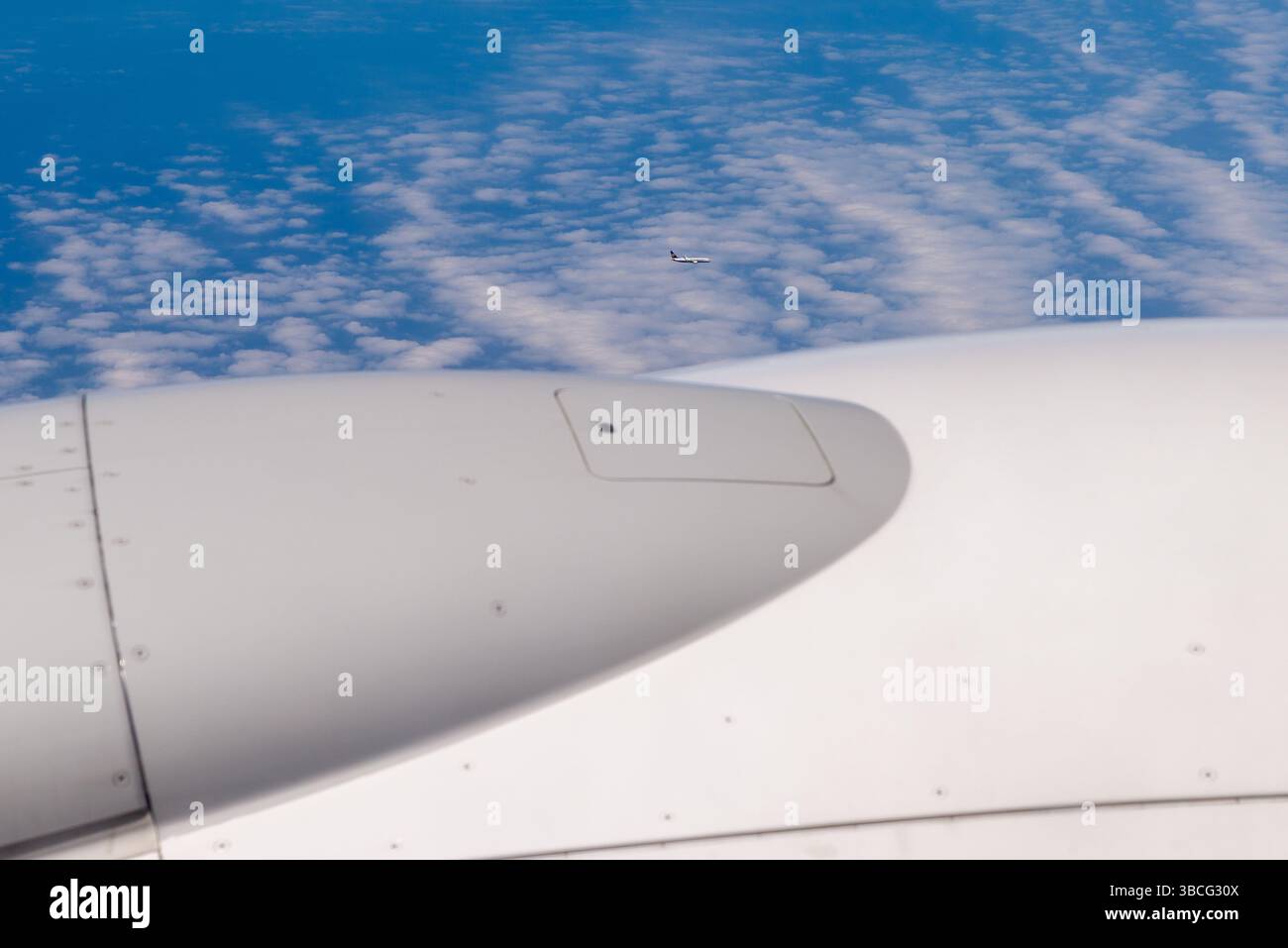 Aereo jet Ryanair Boeing 737 di linea che vola ad alta quota di crociera sopra la Francia, sopra un altro aereo Ryanair nella distanza inferiore. Airways Foto Stock