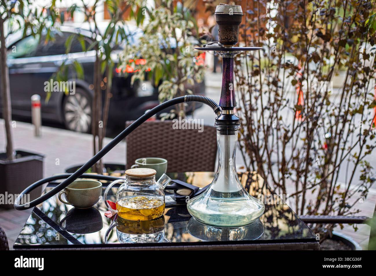 bevi tè e fuma hookah fuori in un caffè. Relax Foto Stock