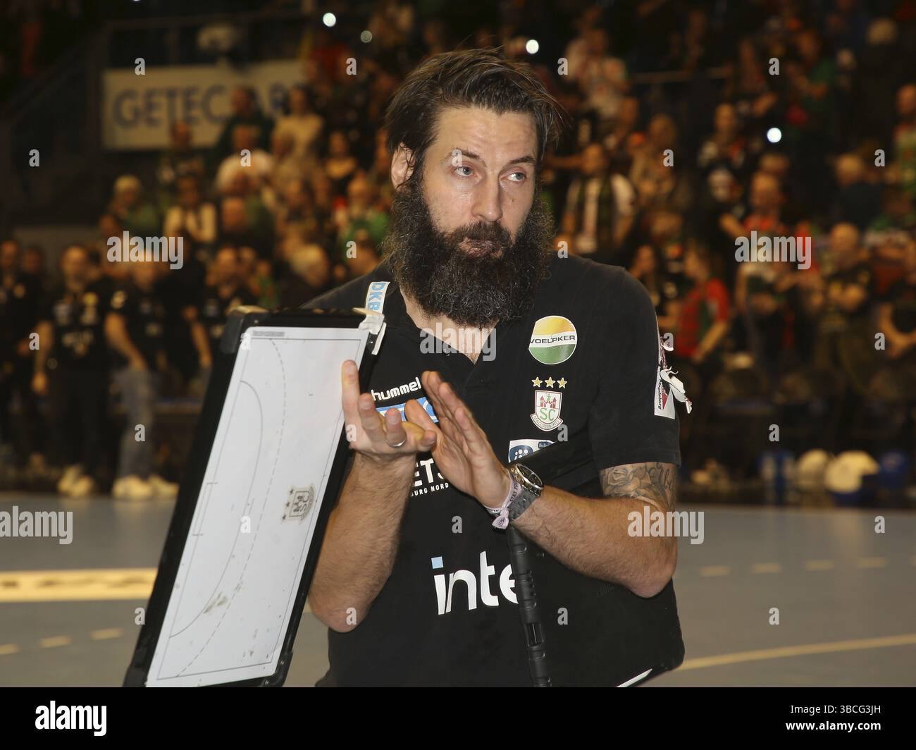 Allenatore Bennet Wiegert (SCM) con la barba di successo nella stagione 2023-24 della EHF Champions League undicesima partita SC Magdeburg, Orlen Wisla Plock su 15 Foto Stock