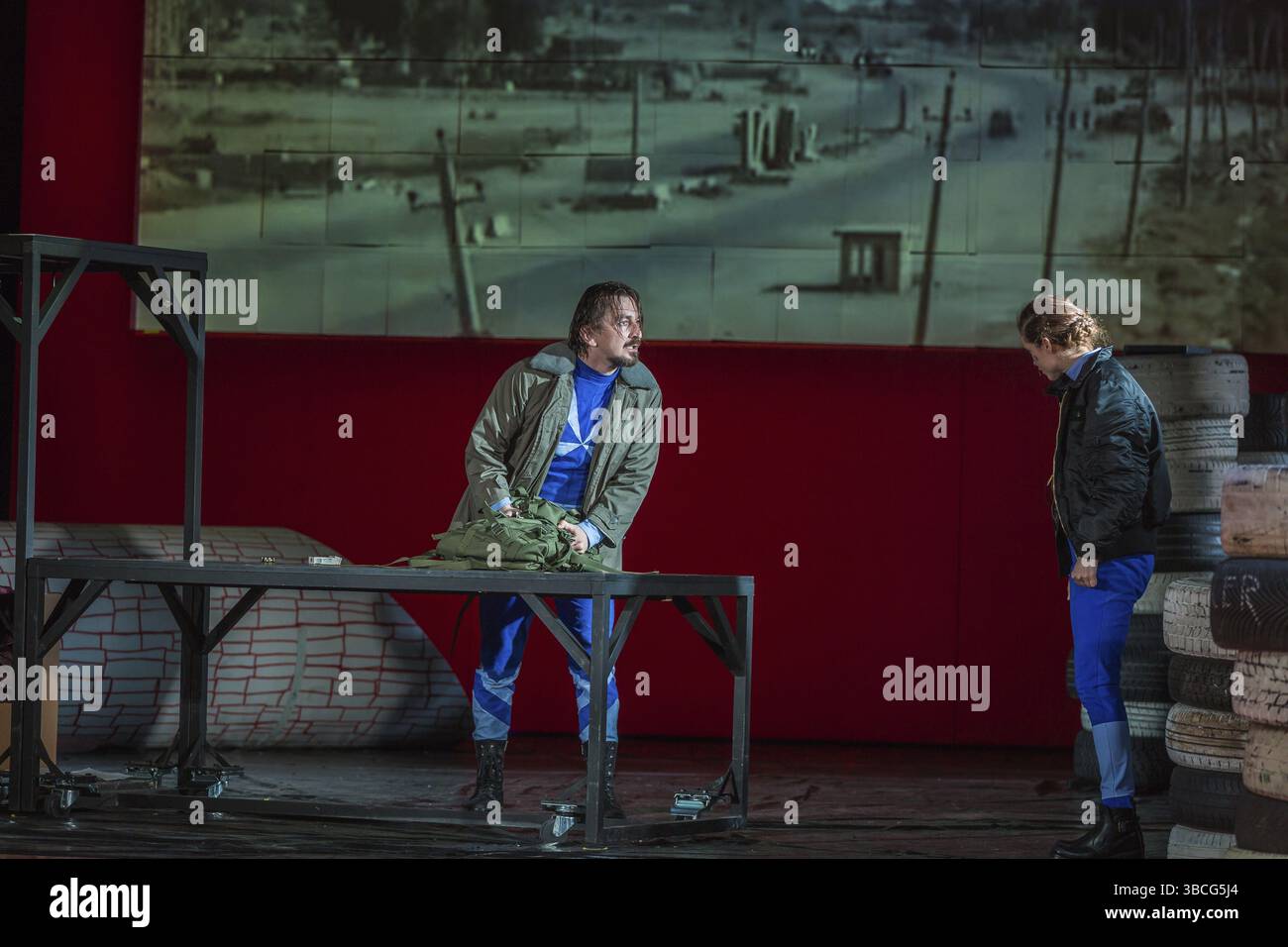 In una produzione del Gorki Theatre (Berlino) con Mazen Aljubbeh, Jonas Dassler, Lea Draeger, Aram Tafreshian, Till Wonka. Diretto da Sebastian Baum Foto Stock
