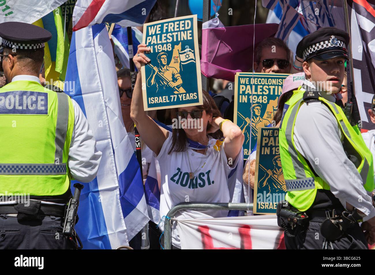 I sostenitori ebrei pro Israele ondeggiano cartelli e la bandiera di Israele ai sostenitori pro palestinesi durante la Nakba 77 marzo. Londra, 17 maggio, 2025. Foto Stock