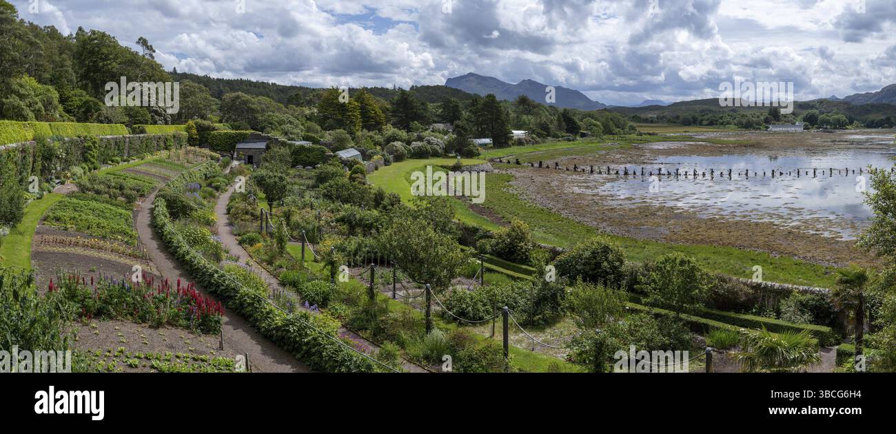 Poolewe, Regno Unito - 29 giugno 2022: Vista panoramica dei giardini di Inverewe vicino a Poolewe nelle Highlands scozzesi Foto Stock