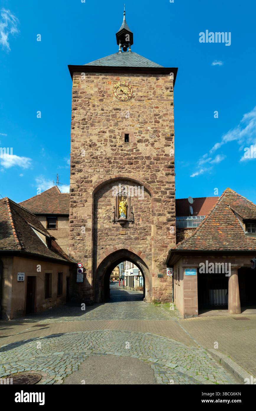 La porta dei falsari vista da rue de Strasbourg, Molsheim in Alsazia, Francia. La porta Forgerons, costruita nel XIV secolo, è uno dei vecchi forti Foto Stock