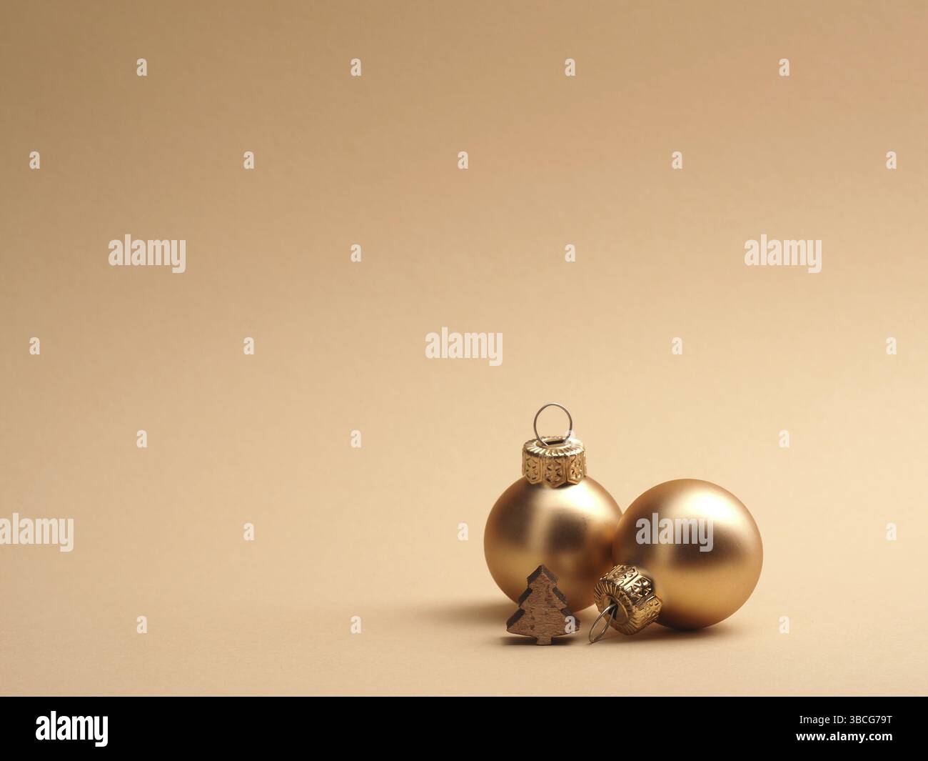 Golden vintage Natale baubles su uno sfondo beige con spazio per il vostro testo o immagine, concetto di vacanza stagionale Foto Stock