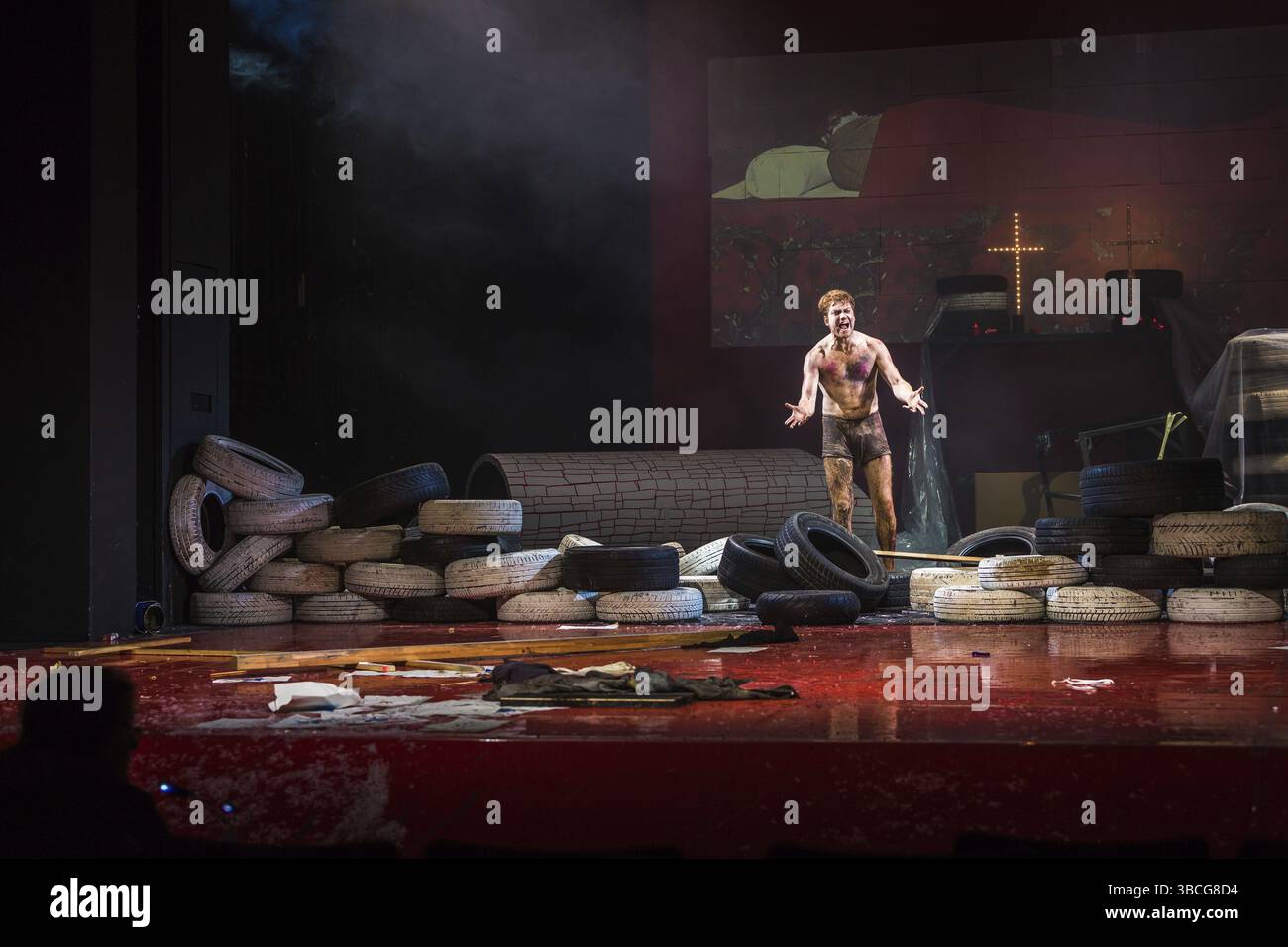 In una produzione del Gorki Theatre (Berlino) con Mazen Aljubbeh, Jonas Dassler, Lea Draeger, Aram Tafreshian, Till Wonka. Diretto da Sebastian Baum Foto Stock