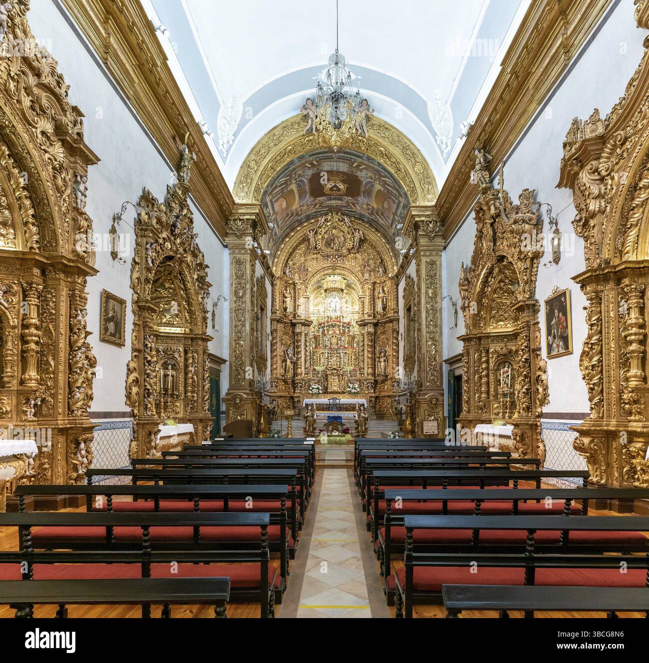 Faro, Portogallo - 31 dicembre 2020: Veduta dell'interno della Chiesa di Igreja do Carmo a Faro Foto Stock