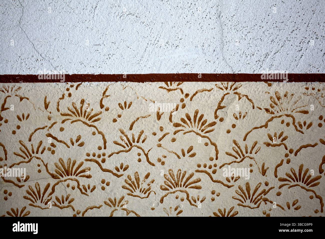 Dettaglio della decorazione delle pareti del corridoio in un condominio di epoca comunista, Bucarest, Romania. Foto Stock