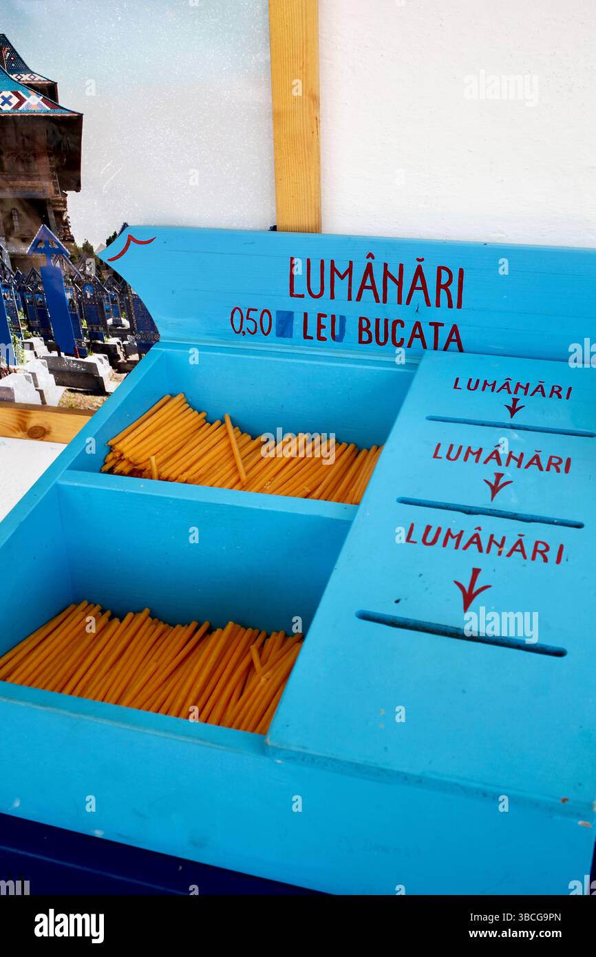 Stazione presso il Cimitero Săpânța Merry con candele e salti di preghiera, che fondono il rituale ortodosso con l'espressione popolare locale. Foto Stock