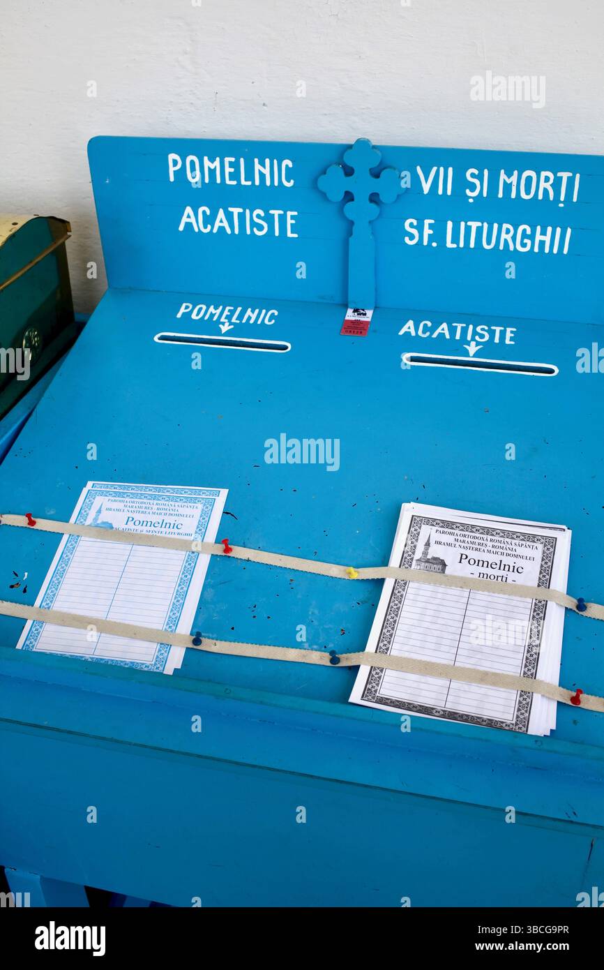 Stazione presso il Cimitero Săpânța Merry con candele e salti di preghiera, che fondono il rituale ortodosso con l'espressione popolare locale. Foto Stock