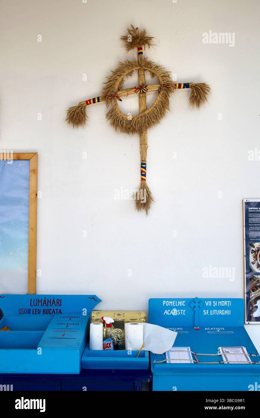 Stazione presso il Cimitero Săpânța Merry con candele e salti di preghiera, che fondono il rituale ortodosso con l'espressione popolare locale. Foto Stock