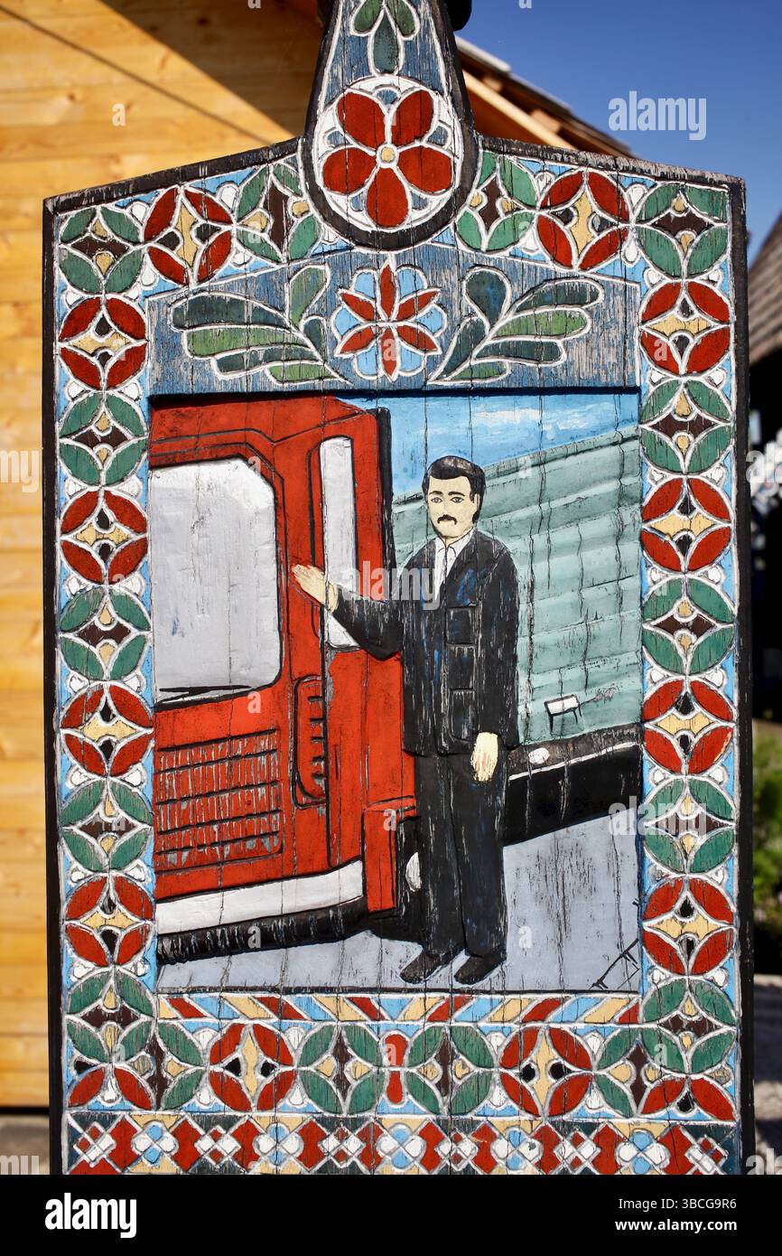 Croci in legno vividamente dipinte con epitaffi umoristici nel cimitero Săpânța Merry della Romania riflettono una filosofia locale della morte con leggerezza. Foto Stock