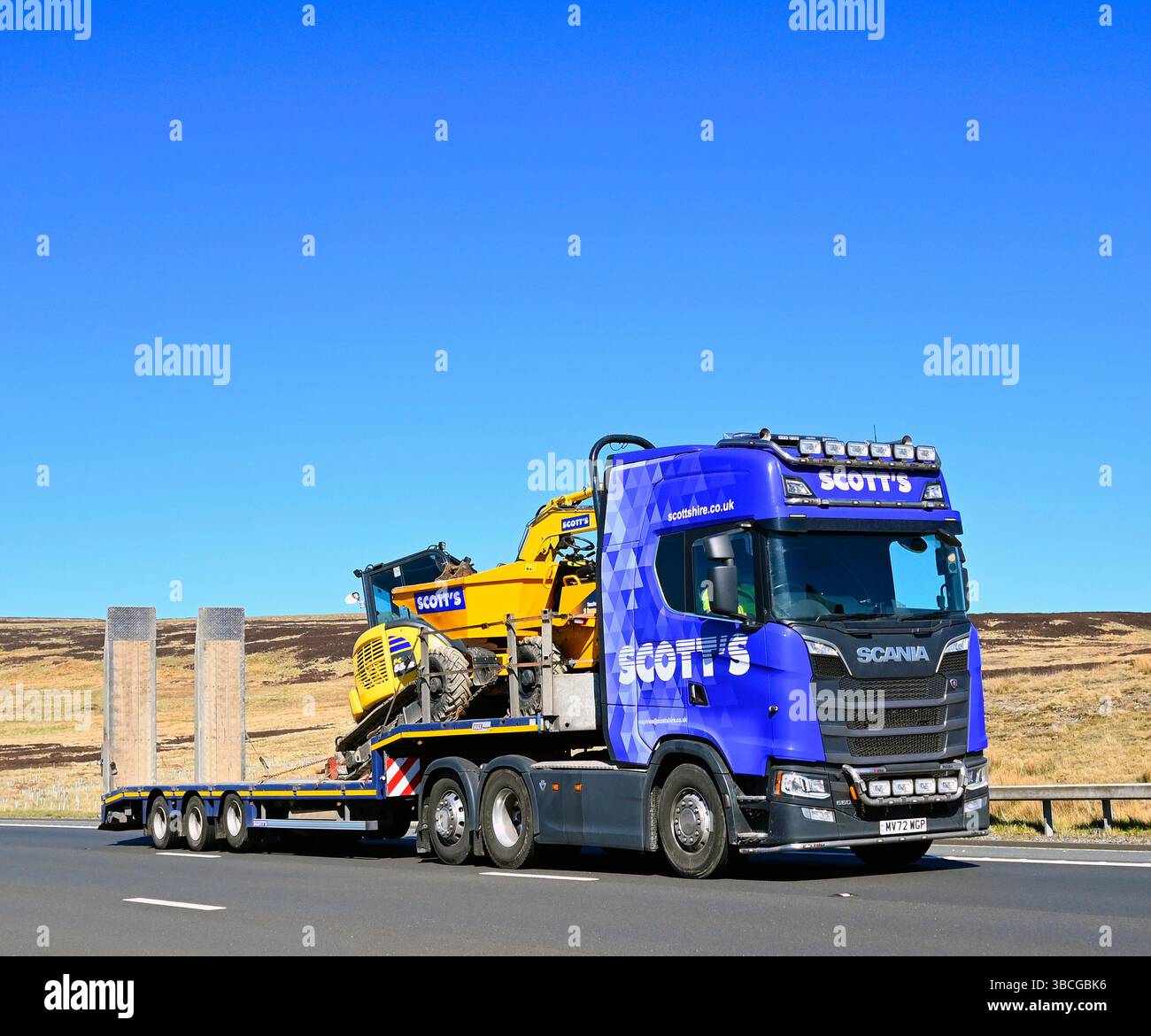 Scott's Hire Limited HGV che viaggia a velocità sostenuta sulla M6 Motorway Southbound Carriway, Shap, Cumbria, Inghilterra, Regno Unito, Europa. Foto Stock