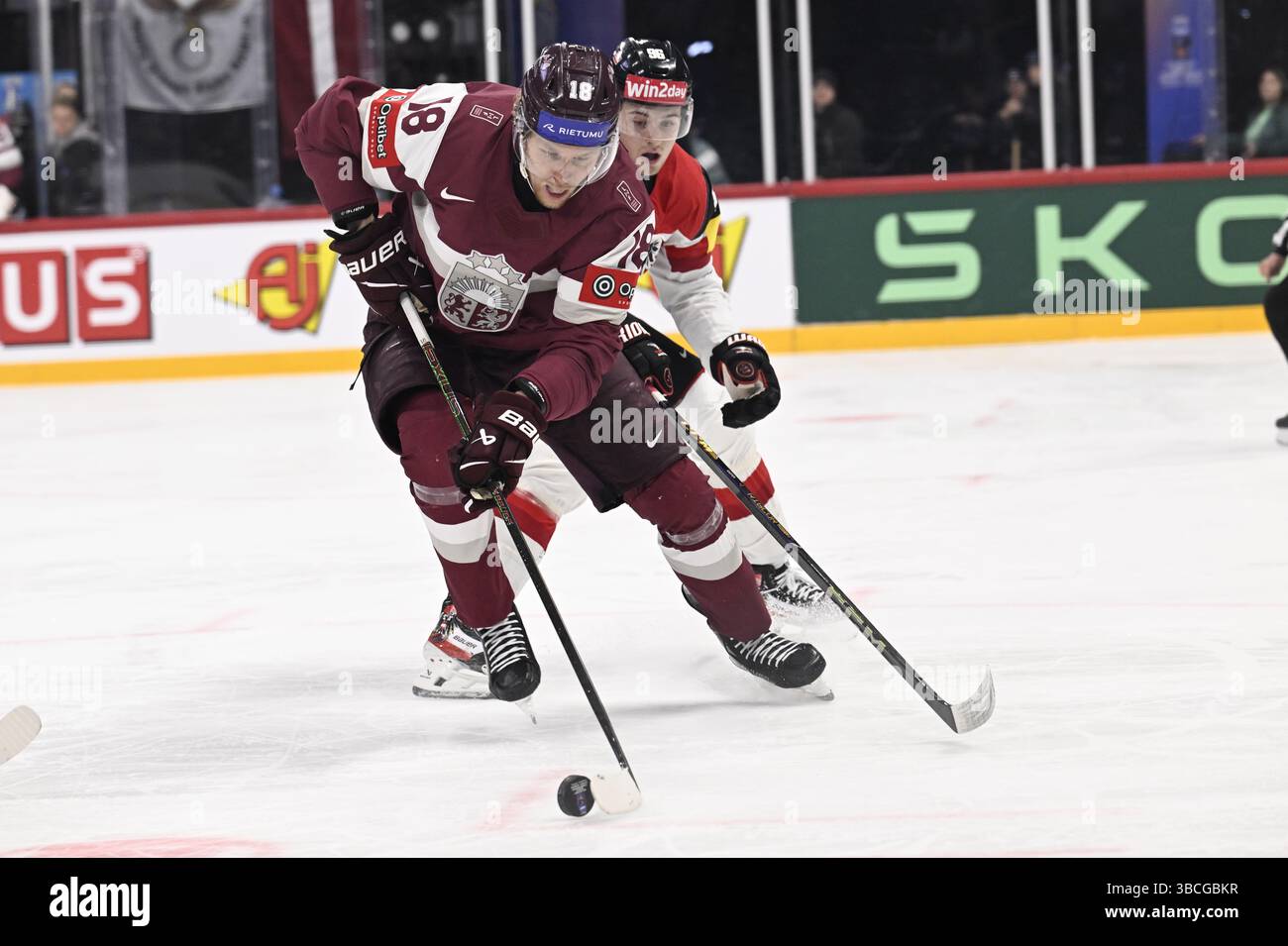 Stoccolma, Svezia. 20 maggio 2025. STOCCOLMA, SVEZIA 20250520Rodrigo Abols della Lettonia e Marco Kasper dell'Austria durante la IIHF Ice Hockey World Championship di gruppo Una partita tra Lettonia e Austria all'Avicii Arena di Stoccolma, Svezia, il 20 maggio 2025. Foto: Pontus Lundahl/TT/codice 10050 credito: TT News Agency/Alamy Live News Foto Stock