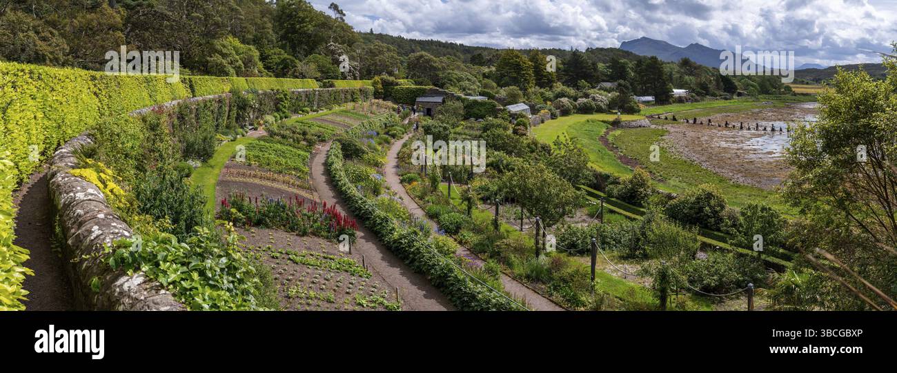 Poolewe, Regno Unito - 29 giugno 2022: Vista panoramica dei giardini di Inverewe vicino a Poolewe nelle Highlands scozzesi Foto Stock
