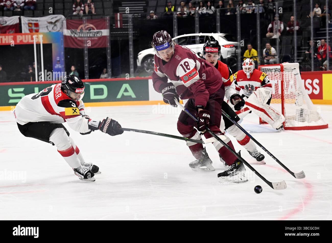 Stoccolma, Svezia. 20 maggio 2025. STOCCOLMA, SVEZIA 20250520Rodrigo Abols, l'austriaco Marco Kasper e l'austriaco Peter Schneider(L) durante l'IIHF Ice Hockey World Championship, Un match tra Lettonia e Austria all'Avicii Arena di Stoccolma, Svezia, il 20 maggio 2025. Foto: Pontus Lundahl/TT/codice 10050 credito: TT News Agency/Alamy Live News Foto Stock