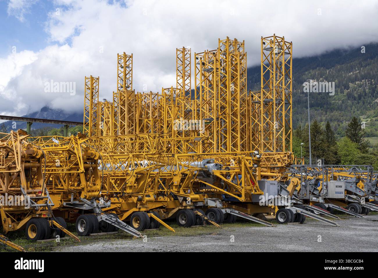 Una vista di molte gru industriali pronte per essere installate nei cantieri edili Foto Stock