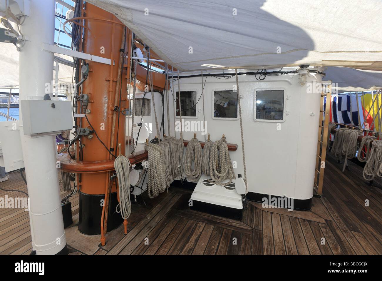 Viana do Castelo, Portogallo - 16 maggio 2025: L'iconico veliero Sagres ormeggia a Viana do Castelo e accoglie i turisti a bordo per visite pubbliche durante Foto Stock