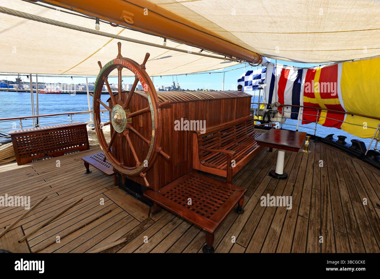 Viana do Castelo, Portogallo - 16 maggio 2025: L'iconico veliero Sagres ormeggia a Viana do Castelo e accoglie i turisti a bordo per visite pubbliche durante Foto Stock