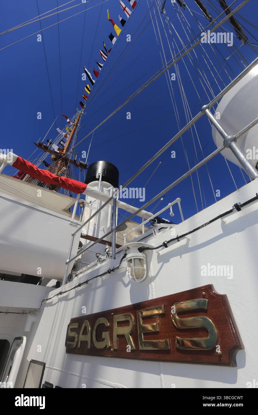 Viana do Castelo, Portogallo - 16 maggio 2025: L'iconico veliero Sagres ormeggia a Viana do Castelo e accoglie i turisti a bordo per visite pubbliche durante Foto Stock