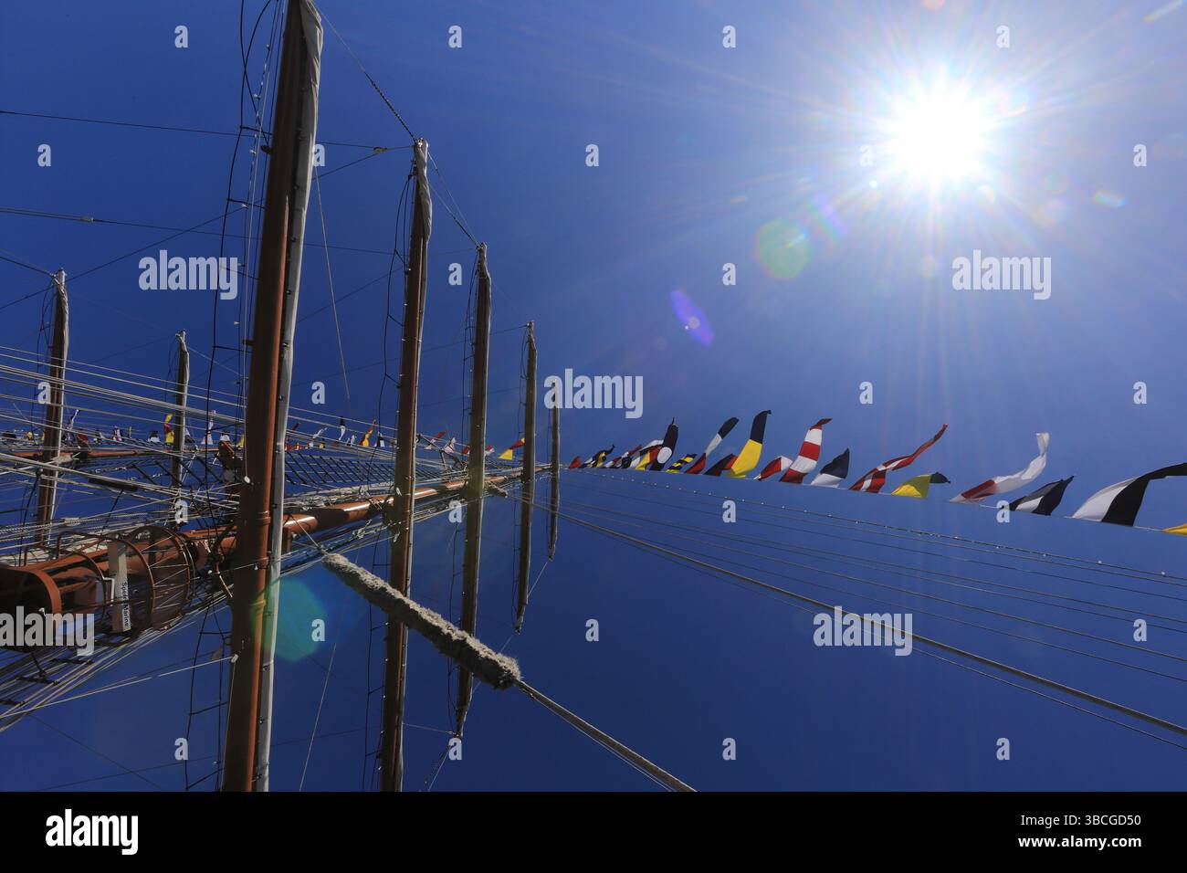 Viana do Castelo, Portogallo - 16 maggio 2025: L'iconico veliero Sagres ormeggia a Viana do Castelo e accoglie i turisti a bordo per visite pubbliche durante Foto Stock