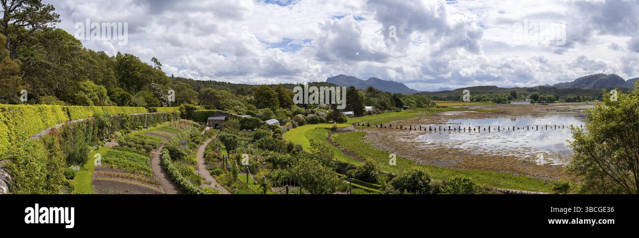 Poolewe, Regno Unito - 29 giugno 2022: Vista panoramica dei giardini di Inverewe vicino a Poolewe nelle Highlands scozzesi Foto Stock