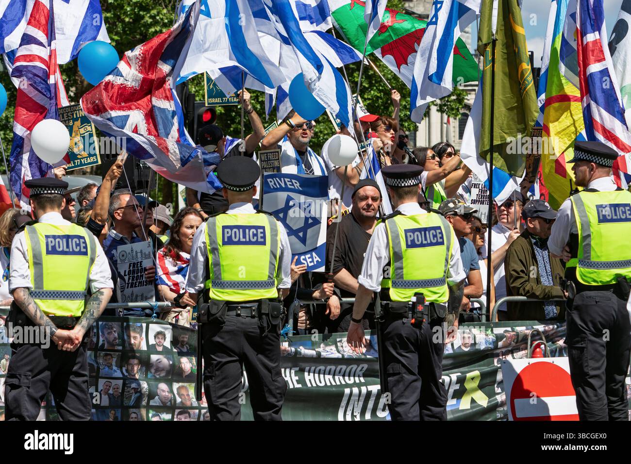 Londra, Regno Unito. 17 maggio 2025. I sostenitori pro-israeliani tengono i cartelli pro-israeliani mentre i sostenitori pro-palestinesi passano davanti a loro durante la marcia di Nakba. Foto Stock
