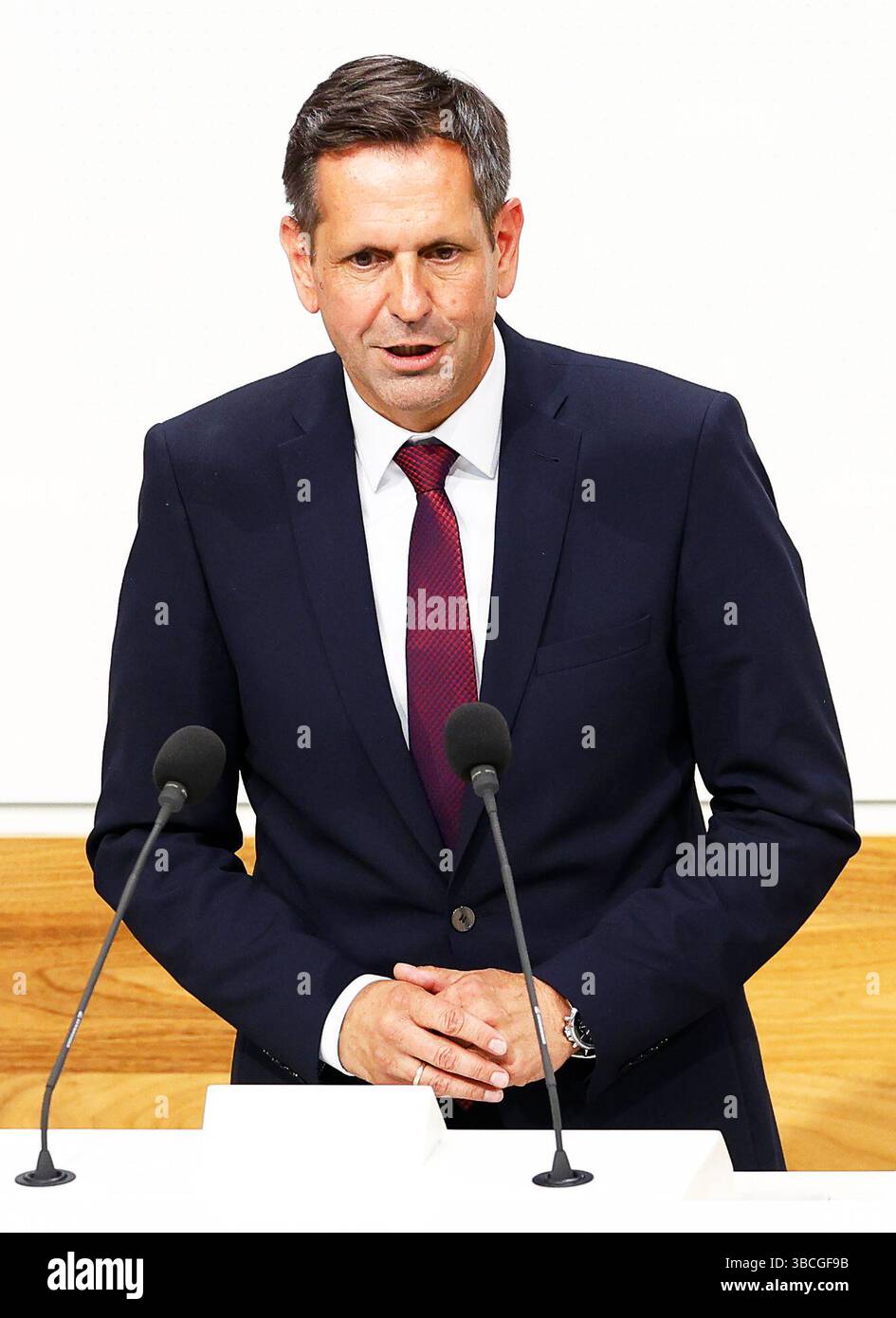 Hannover, Germania. 20 maggio 2025. OLAF Lies (SPD) parla dopo la sua elezione a ministro presidente della bassa Sassonia durante una sessione del parlamento statale della bassa Sassonia. Il capo di vecchia data del governo Weil va in pensione. Crediti: Moritz Frankenberg/dpa/Alamy Live News Foto Stock