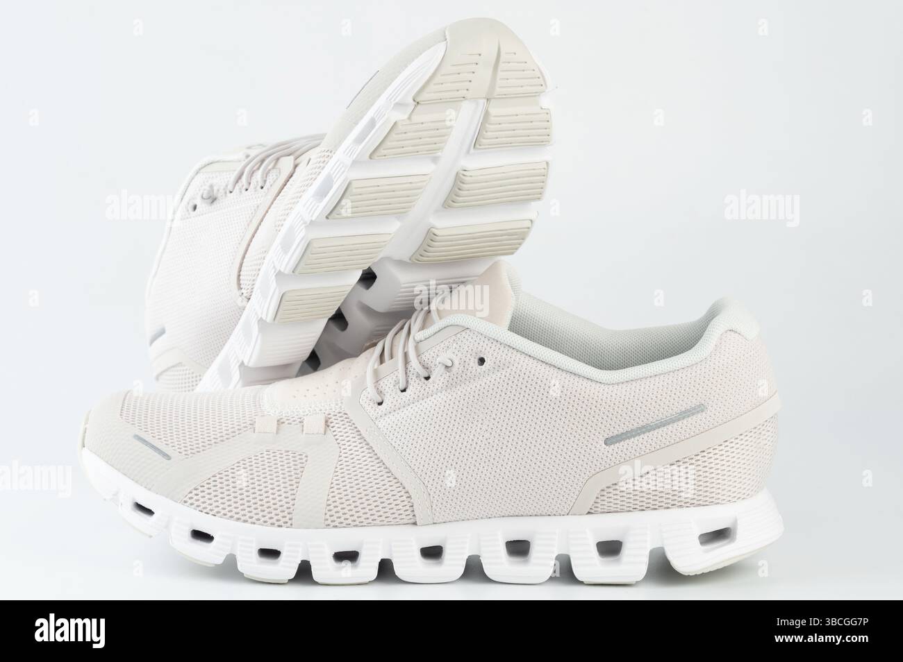 Un paio di sneaker bianche con lacci vista ravvicinata isolata Foto Stock