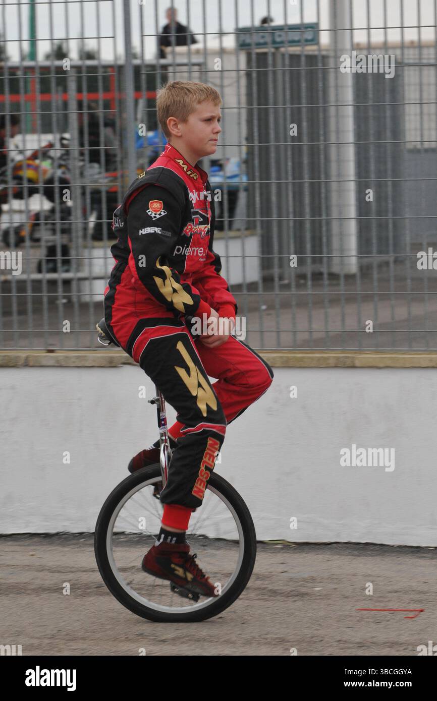 Un giovane Nicklas Nielsen che mette in mostra il suo talento sul circuito internazionale del karting, molto prima della sua ascesa alla fama internazionale delle corse automobilistiche sportive. Foto Stock