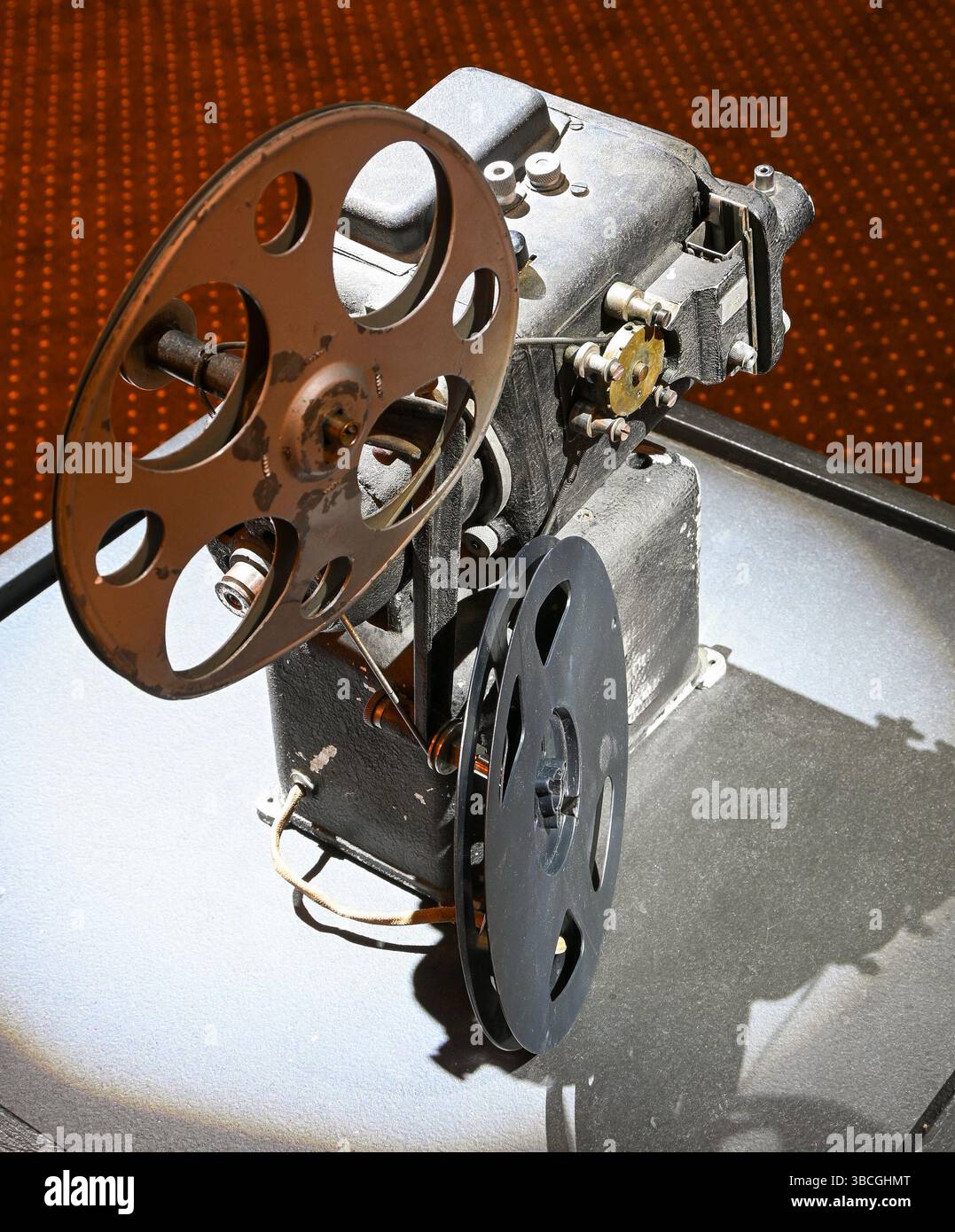 Proiettore cinematografico vintage che mostra bobine e componenti meccanici complessi, catturando l'essenza della classica tecnologia cinematografica. Foto Stock