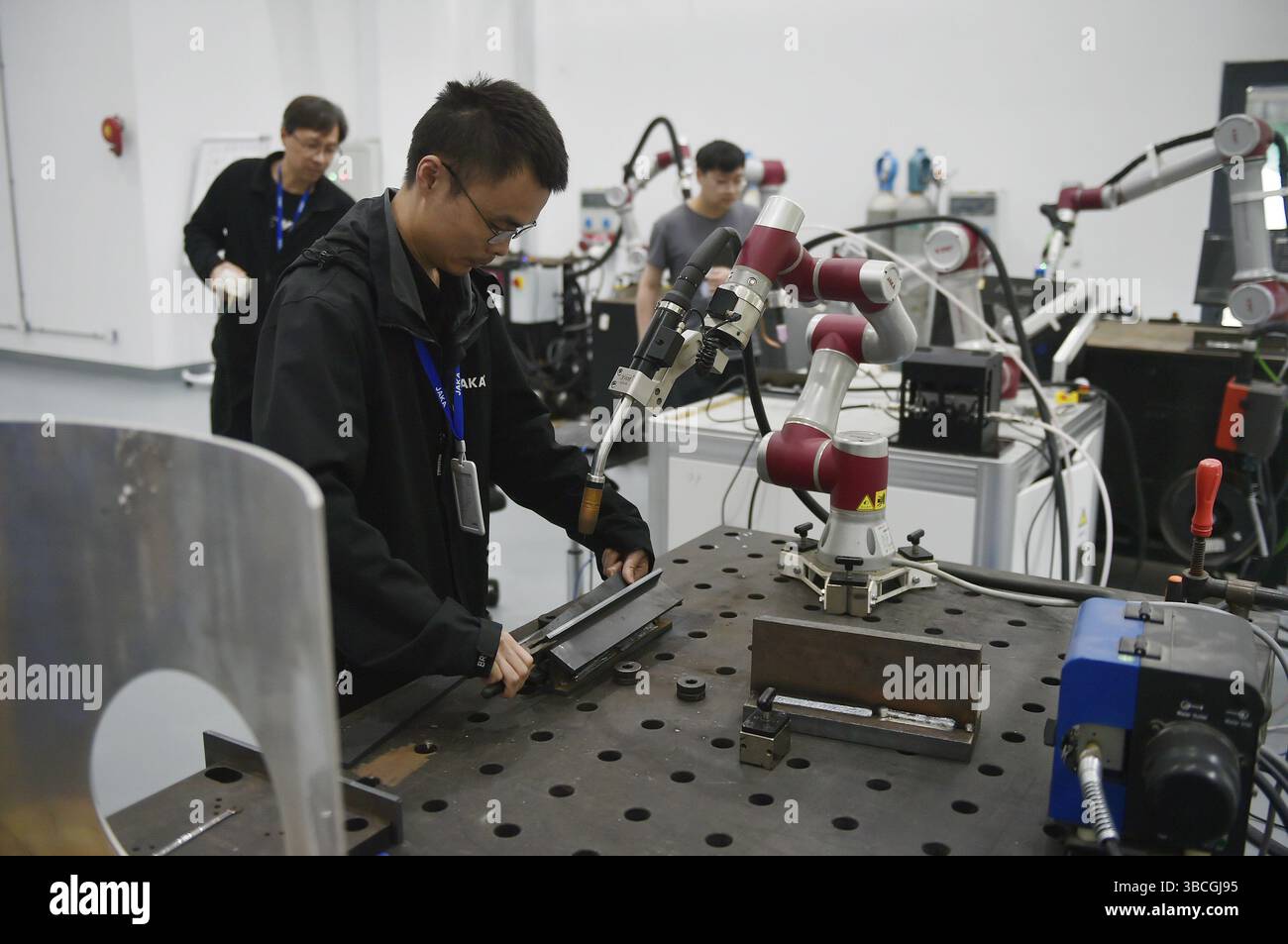 (250520) -- SHANGHAI, 20 maggio 2025 (Xinhua) -- tecnici debug robot di saldatura presso l'area di test delle prestazioni di Shanghai JAKA Robotics Co., Ltd. A Shanghai, Cina orientale, 24 aprile 2025. Prendendo la produzione come importante supporto per la competitività di base della città, Shanghai sta ora sviluppando vigorosamente un'industria manifatturiera avanzata, tra cui la produzione di macchinari pesanti, la produzione intelligente, la produzione di energia pulita, i robot intelligenti e così via, sia nel vecchio parco industriale del distretto di Minhang che nella nuova area di Lingang della China (Shanghai) Pilot Free Trade zone, attraverso Edo Foto Stock