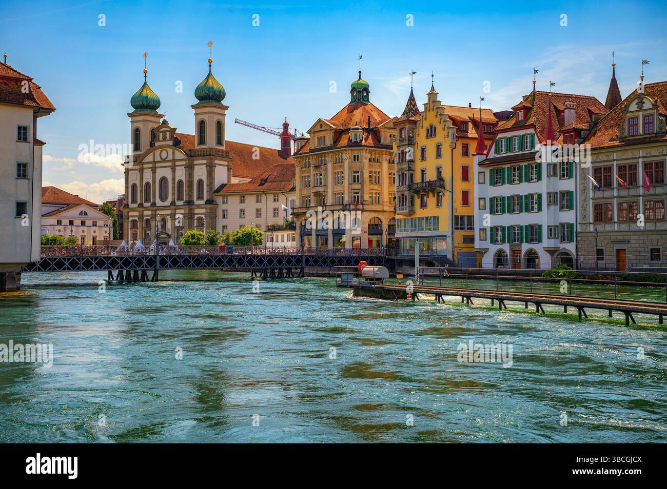 Chiesa dei Gesuiti e lungofiume di Reuss a Lucerna, Svizzera Foto Stock