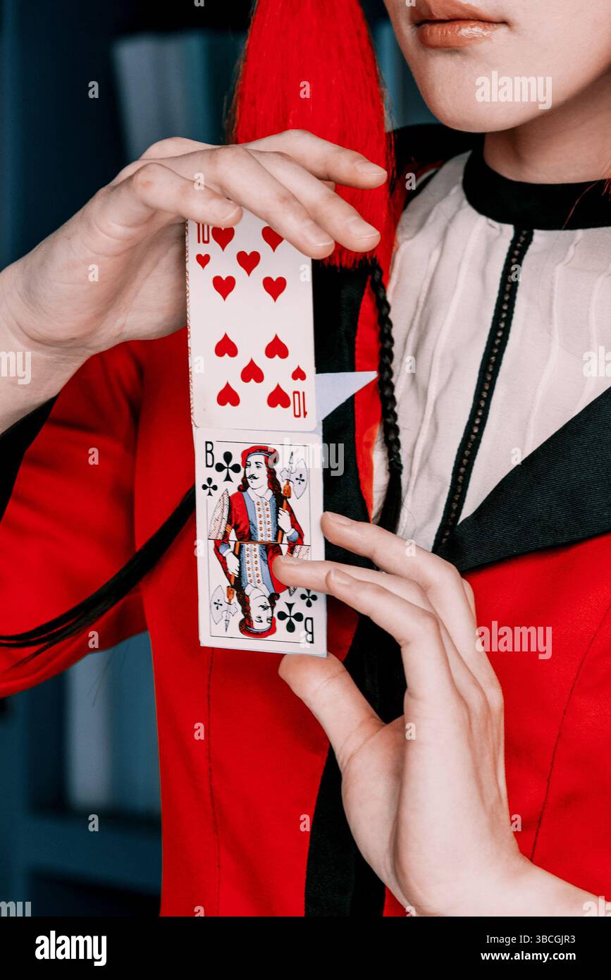 Mago che mostra il trucco delle carte, donna che gioca al casinò, primo piano di mani che tengono mazzo di carte Foto Stock