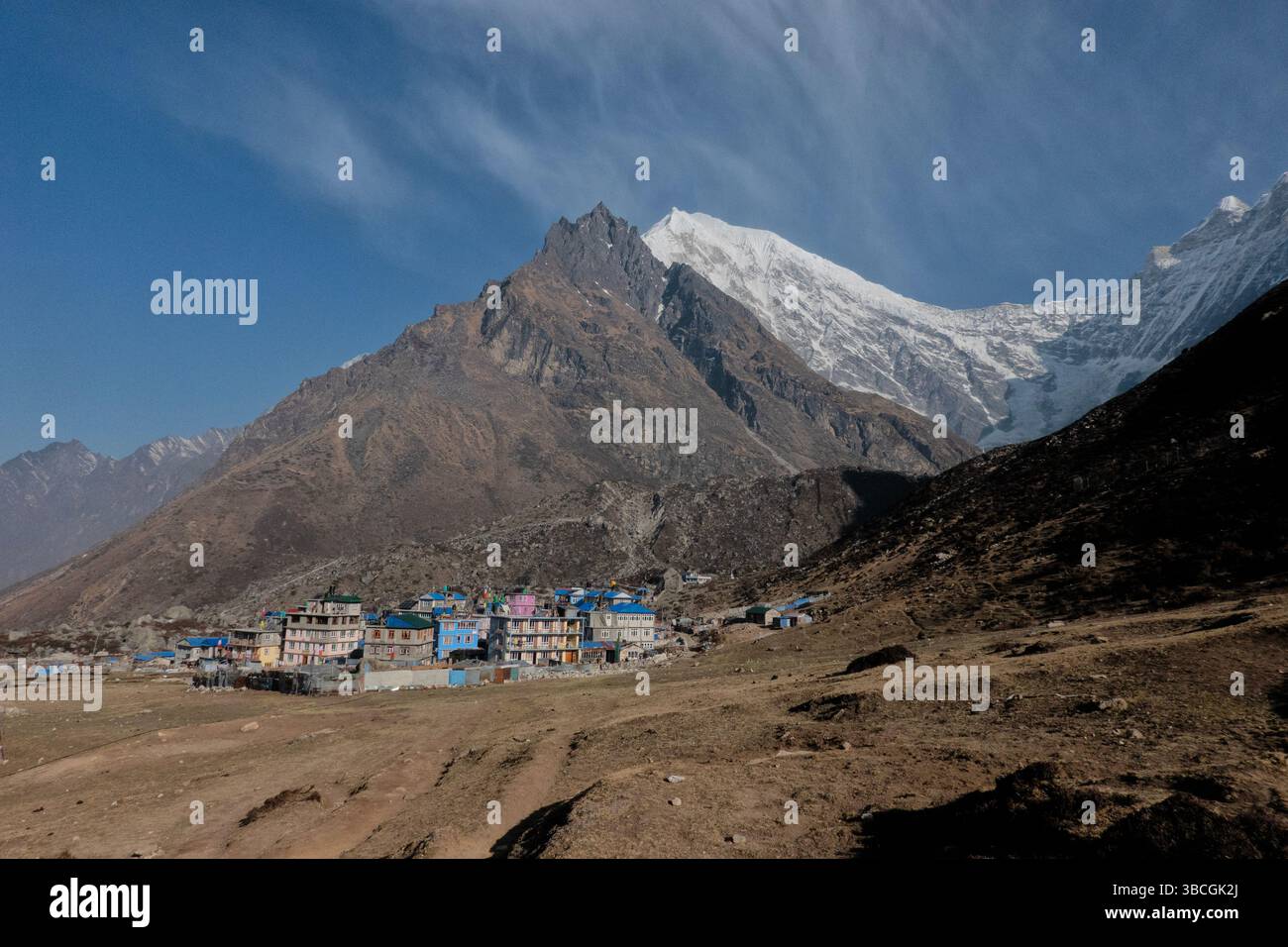 Vista di Langtang Lirung e Kyanjin Gompa, Parco Nazionale di Langtang, Nepal Foto Stock