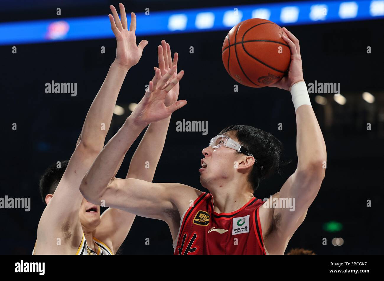 (250520) -- PECHINO, 20 maggio 2025 (Xinhua) -- Zhou Qi (R) dei Beijing Ducks gareggia durante la partita 6 tra Pechino Ducks e Zhejiang Lions alle finali della stagione 2024-2025 del campionato cinese di pallacanestro (CBA) a Pechino, capitale della Cina, 20 maggio 2025. (Xinhua/Wang Kaiyan) Foto Stock
