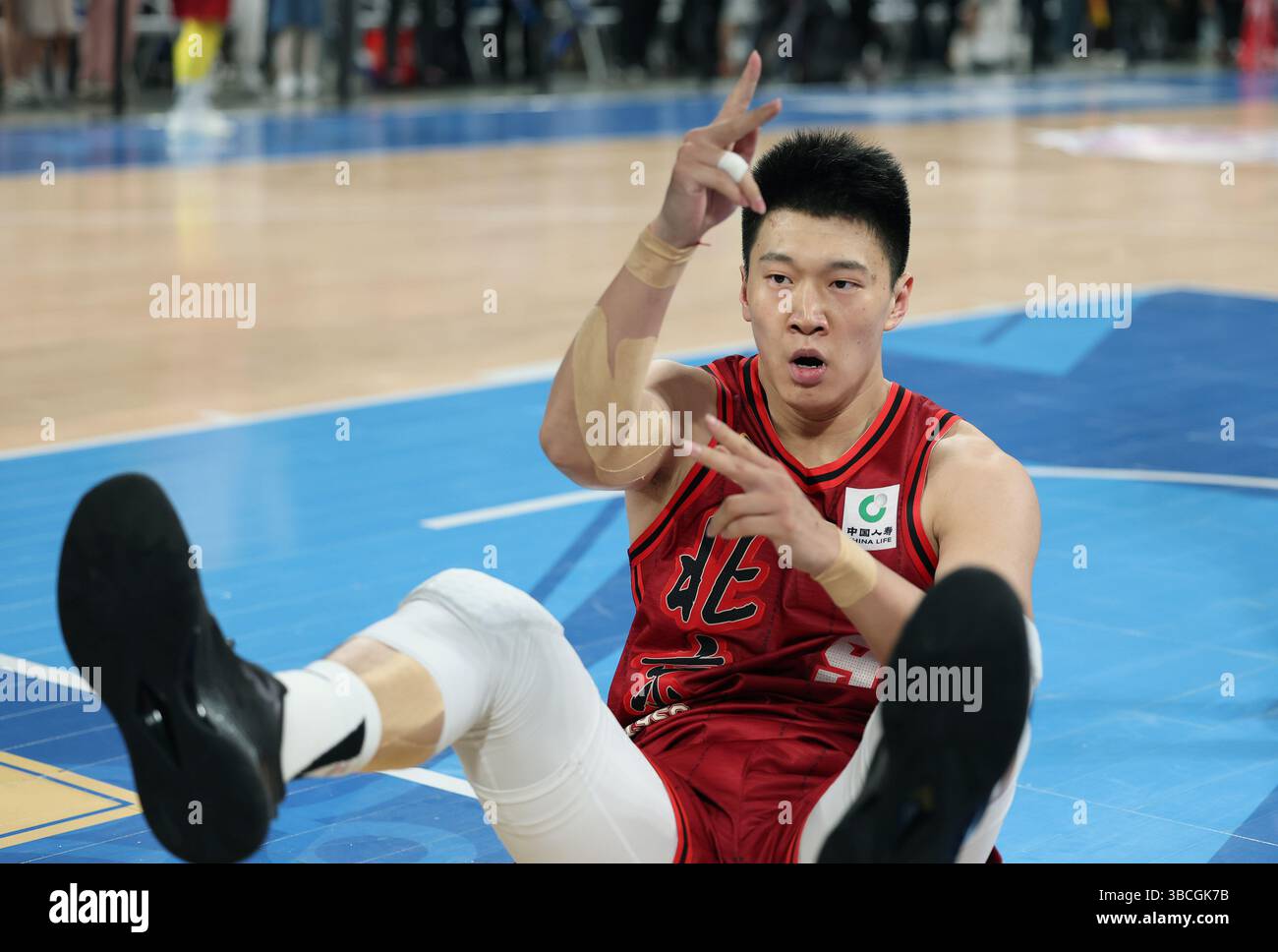 (250520) -- PECHINO, 20 maggio 2025 (Xinhua) -- lei Meng dei Beijing Ducks celebra il punteggio ottenuto durante la partita 6 tra Pechino Ducks e Zhejiang Lions alle finali della stagione 2024-2025 del campionato cinese di pallacanestro (CBA) a Pechino, capitale della Cina, 20 maggio 2025. (Xinhua/Wang Kaiyan) Foto Stock