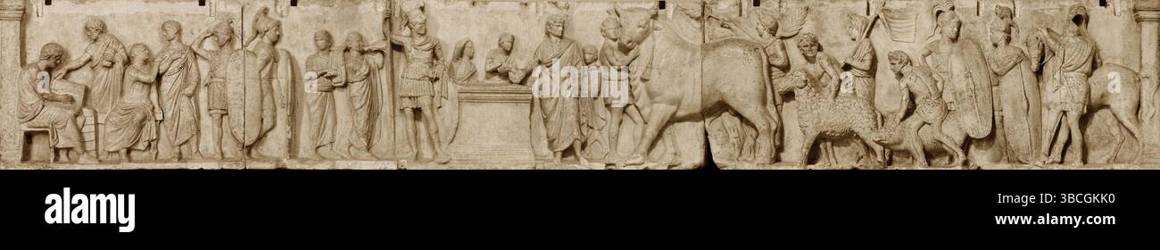 L'altare di Domizio Enobarbo dal 113 a.C. con la rappresentazione del lustrum censorio (con suovetaurilia). Numerosi legionari romani accompagnano la funzione e indossano caschi tipici attico-romano e Montefortino, caschi etruschi-corinzi, hamate loricas e scutas ovali. Foto Stock