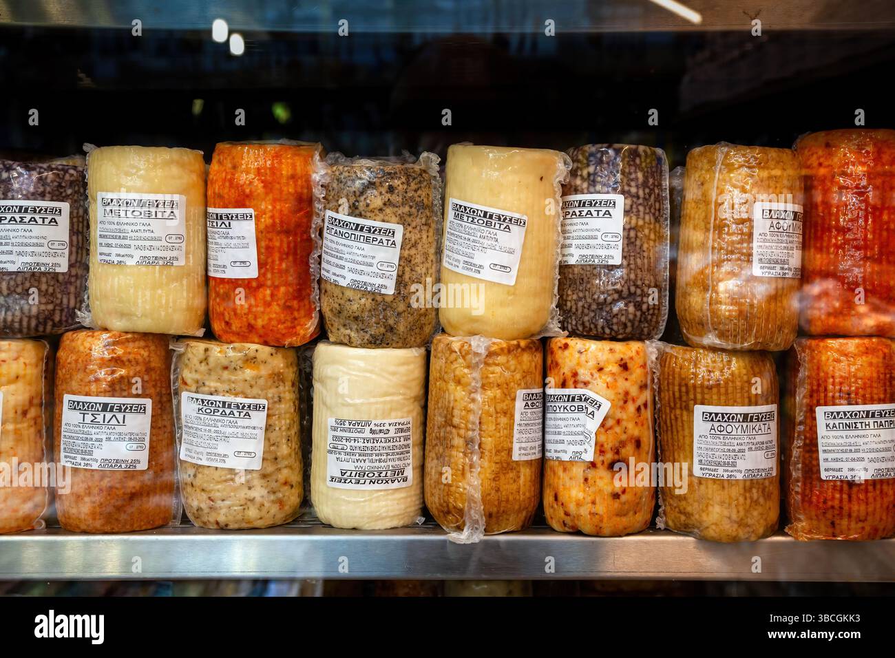 Interno di un tradizionale deli Greco caratterizzato da un'ampia varieta' di formaggi locali ordinatamente disposti su uno scaffale Foto Stock