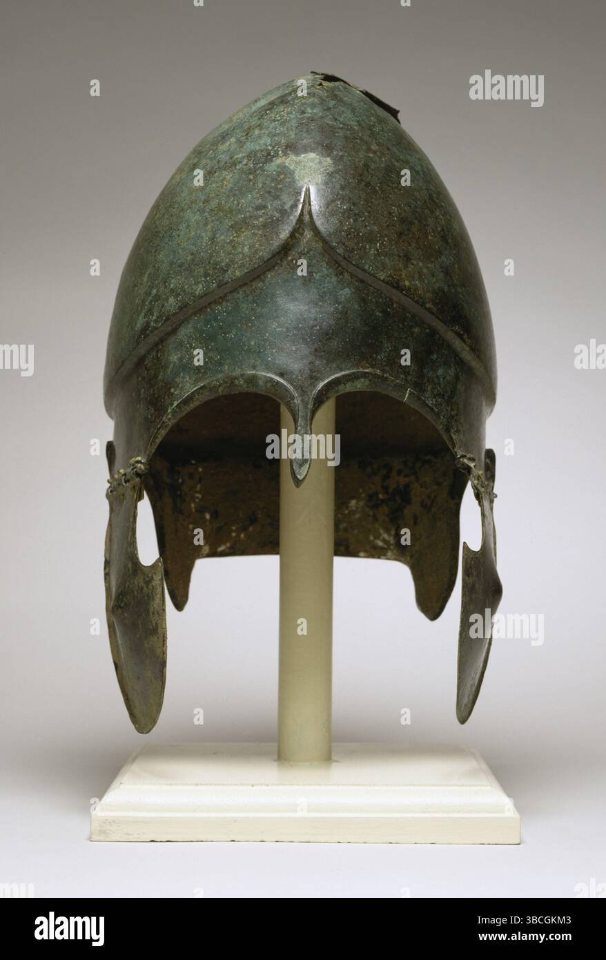 Elmetto di tipo calcidiano - CA. 500 a.C. (tardo arcaico) - bronzo (Antica Grecia , armi e armature ) Foto Stock