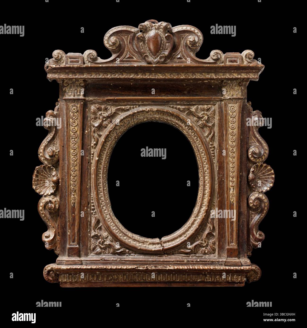 Cornice a specchio per Tabernacolo ornata - dettaglio di decor religioso antico - stile del XVI secolo Foto Stock