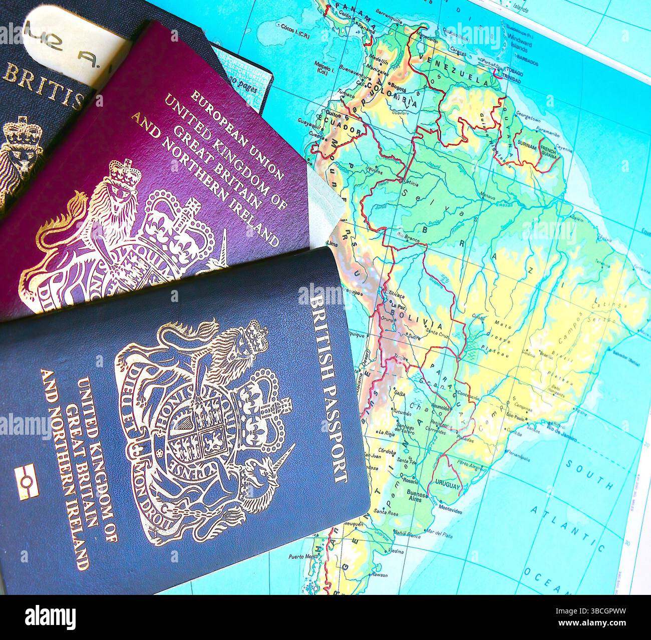 Tre passaporti del Regno Unito con due passaporti europei scaduti pre-Europen Union e un passaporto biometrico del Regno Unito attuale con una mappa delle pagine dell'atlante del Sud America Foto Stock