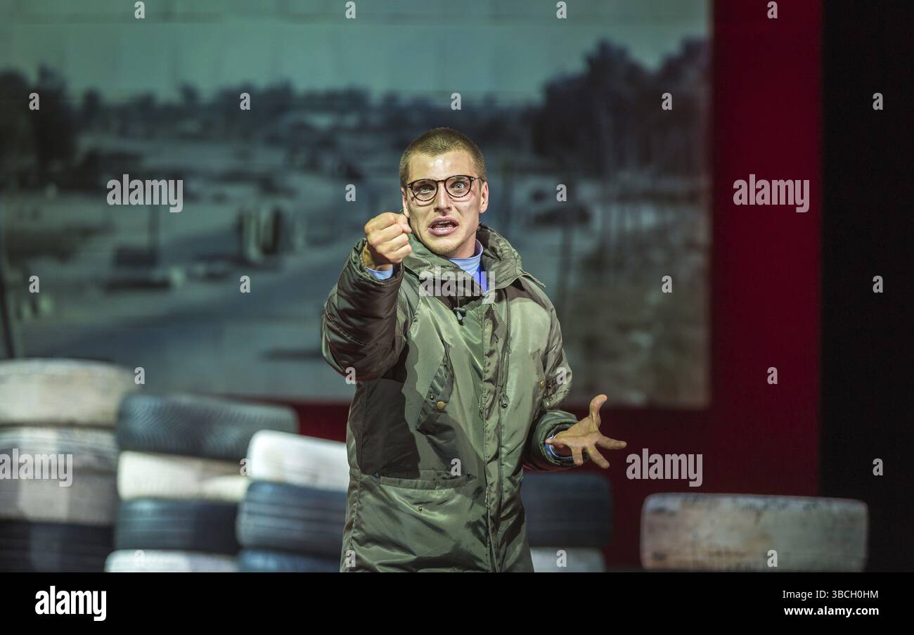 In una produzione del Gorki Theatre (Berlino) con Mazen Aljubbeh, Jonas Dassler, Lea Draeger, Aram Tafreshian, Till Wonka. Diretto da Sebastian Baum Foto Stock